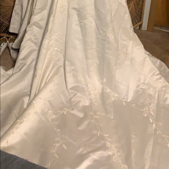 Wedding Dress!! Traditional with class, classic with elegance. Love @ 1st sight! - Picture 4 of 10